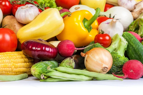 Grupo de verduras frescas aisladas en blanco —  Fotos de Stock