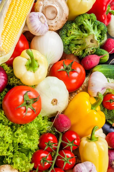 Grupo de verduras frescas aisladas en blanco —  Fotos de Stock