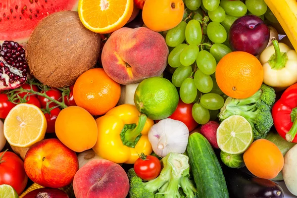 Grupo de legumes frescos isolados em branco — Fotografia de Stock