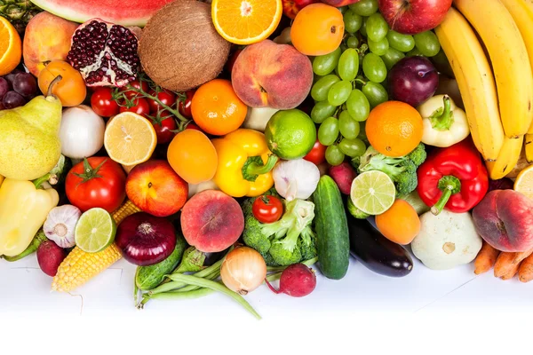 Grupo de legumes frescos isolados em branco — Fotografia de Stock