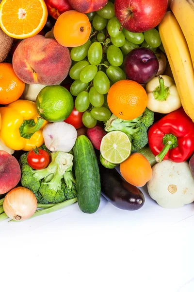 Gruppe von frischem Gemüse isoliert auf weiß — Stockfoto