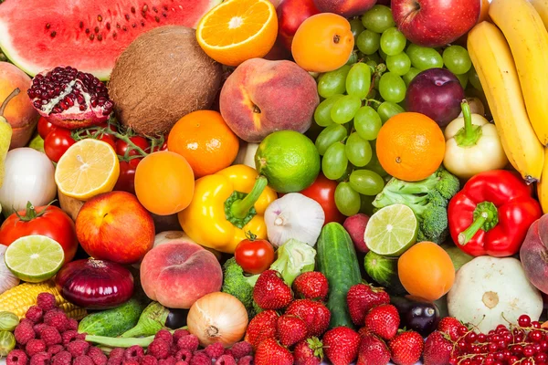 Grupo de legumes frescos isolados em branco — Fotografia de Stock