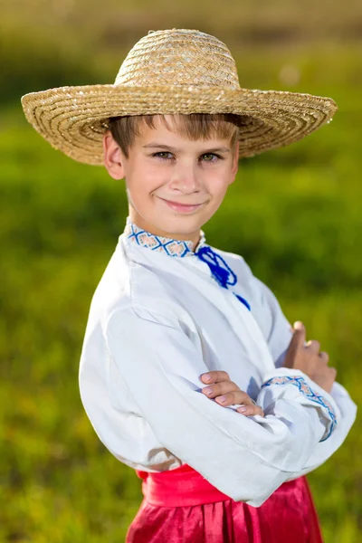 Lindo niño en ropa tradicional ucraniana al aire libre — Foto de Stock