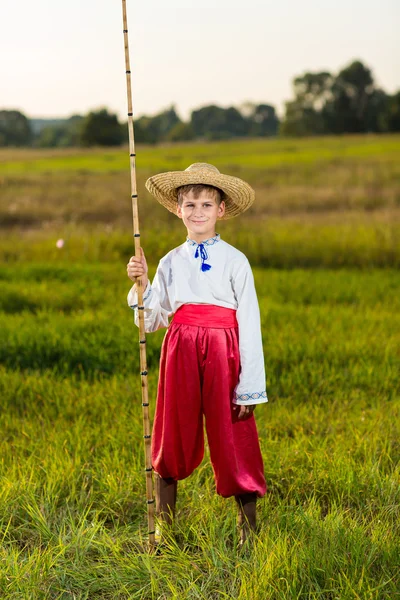 Ung söt pojke fiske i en flod — Stockfoto