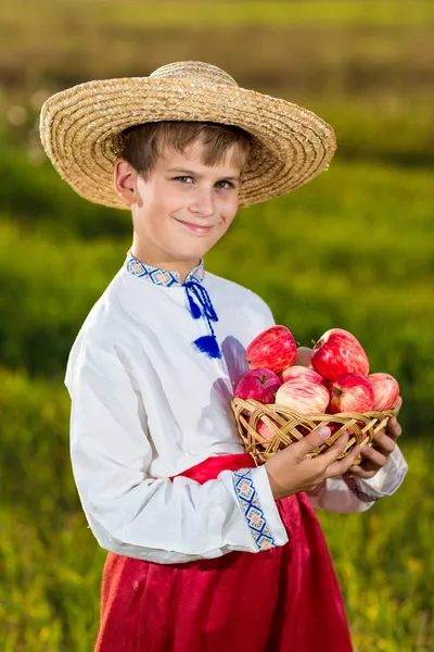 Felice contadino ragazzo tenere mele biologiche in autunno giardino — Foto Stock