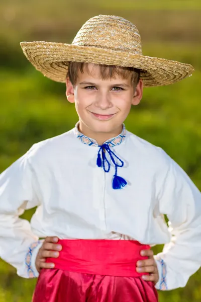 Carino bambino in abiti tradizionali ucraini all'aperto — Foto Stock