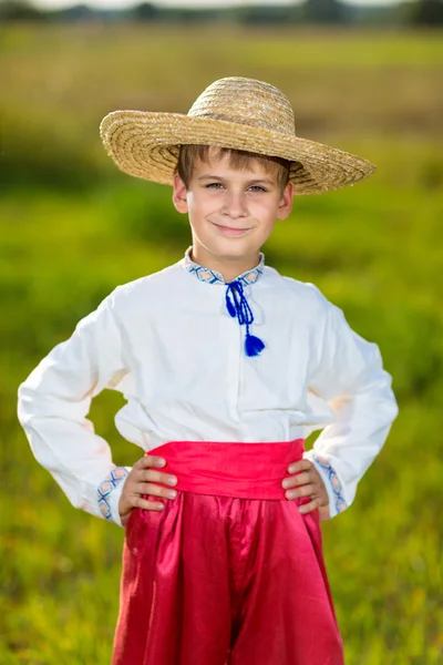 Lindo niño en ropa tradicional ucraniana al aire libre — Foto de Stock