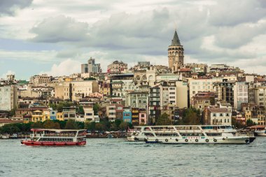 İstanbul, Türkiye 'de Altın Boynuz üzerindeki Galata Kulesi ile kent manzarası