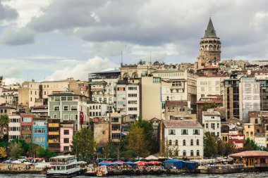 İstanbul, Türkiye 'de Altın Boynuz üzerindeki Galata Kulesi ile kent manzarası