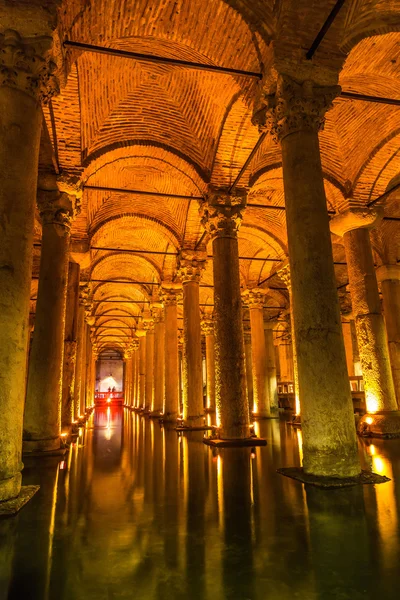 Underground Basilikacisternen (yerebatan sarnici) i istanbul, Turkiet — Stockfoto