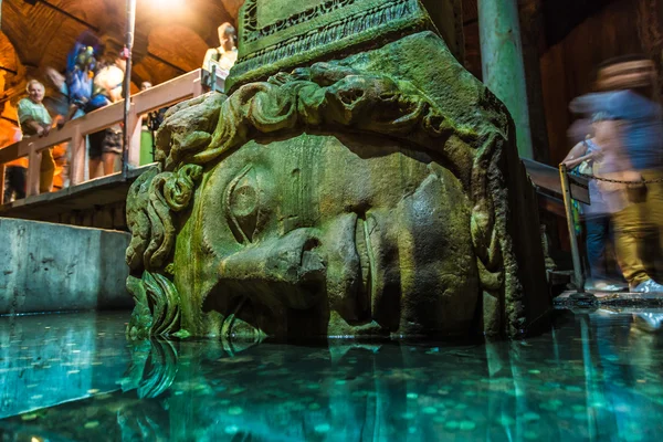 Medusa haed en La Cisterna Basílica, Estambul, Turquía . — Foto de Stock