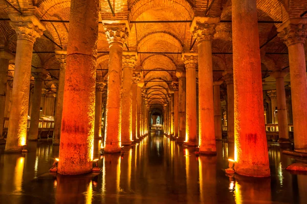 Cisterna Basílica Subterrânea (Yerebatan Sarnici) em Istambul, Turquia — Fotografia de Stock