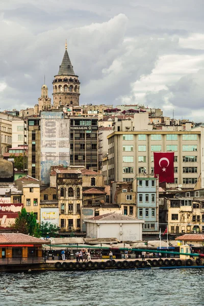 İstanbul, Türkiye 'de Altın Boynuz üzerindeki Galata Kulesi ile kent manzarası