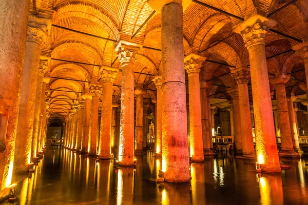 Подземная базилика Цистерна (Yerebatan Sarnici) в Стамбуле, Турция — стоковое фото