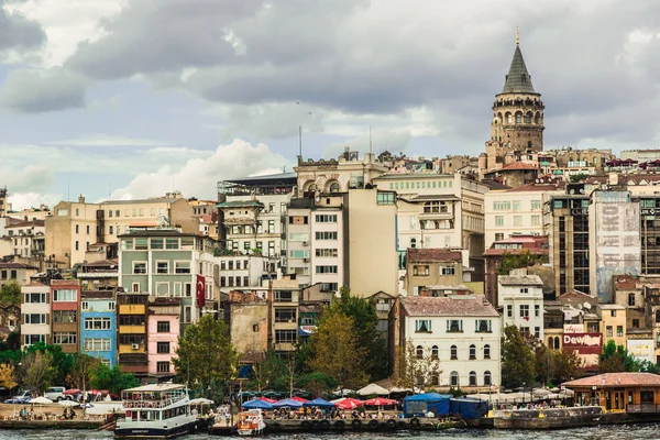 Феттель с Галатской башней над Золотым Рогом в Стамбуле, Турция — стоковое фото