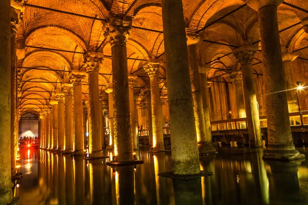 Цистерни підземної базиліки (yerebatan sarnici) в Стамбул, Туреччина — стокове фото