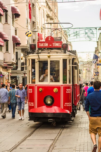 Vanha punainen raitiovaunu taksimissa, istanbul, kalkkuna — kuvapankkivalokuva