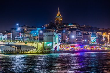 istanbul ve galata Kulesi ve gece köprü görünümü