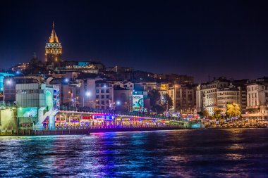 istanbul ve galata Kulesi ve gece köprü görünümü
