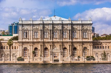 istanbul'da Boğaz'ın yanında Dolmabahçe Sarayı