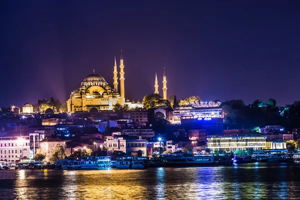 Vista nocturna de los restaurantes al final del puente de Galata, S — Foto de Stock