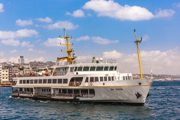 Traghetto a Istanbul Turchia trasporto persone — Foto Stock