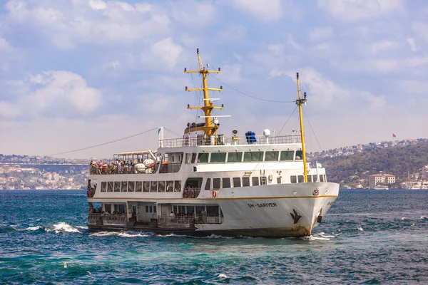 Feribot seferleri istanbul Türkiye'de insanların taşınması — Stok fotoğraf