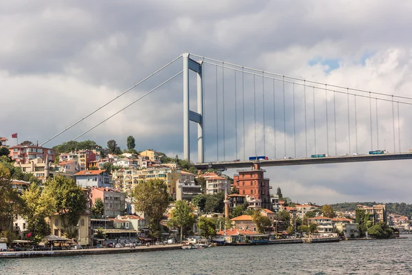 Le pont Ataturk est un premier pont suspendu au-dessus du Bosphore — Photo