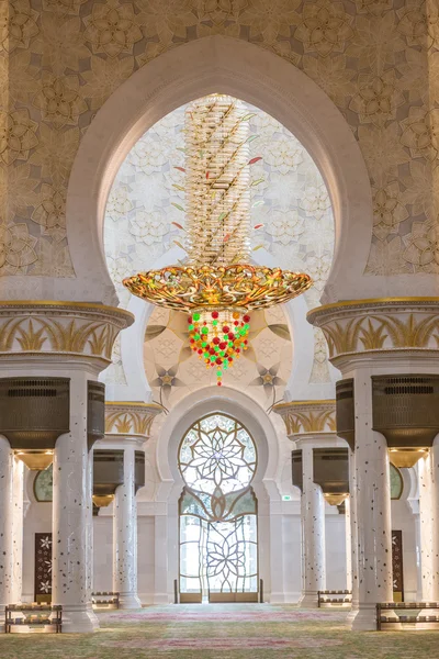 Abu Dhabi Sheikh Zayed Gran Mezquita, hermoso interior —  Fotos de Stock