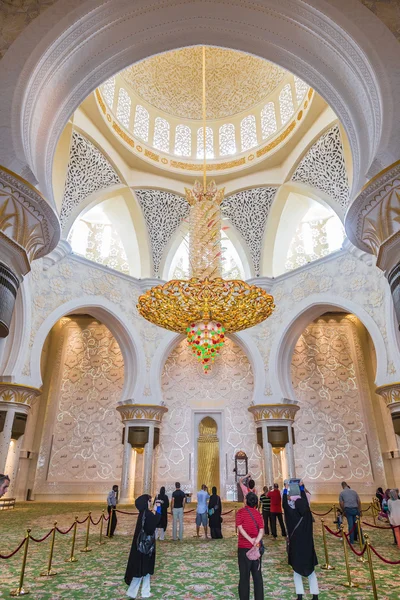 Abu Dhabi Sheikh Zayed Grand Mosque, beautiful interior — Stock Photo, Image