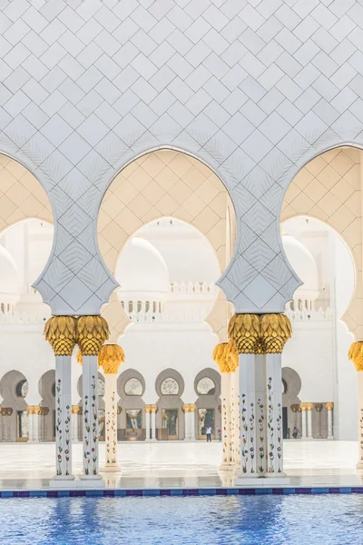 Hallway with golden decorated pillars at the entrance of the world famous landmark Sultan Sheikh Zayed Mosque in Abu Dhabi, UAE — Stock Photo, Image