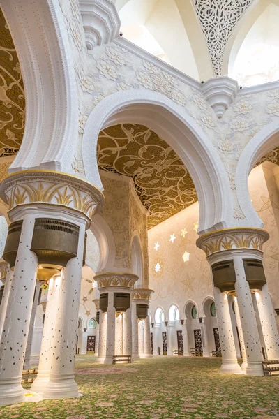 Abu Dhabi Sheikh Zayed Grande Mesquita, belo interior — Fotografia de Stock