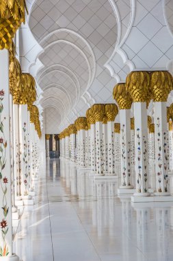Koridor ile altın bir şekilde dekore edilmiş ayağı girişinde dünya ünlü dönüm noktası Sultan Şeyh Zayed Camisi Abu Dabi, Birleşik Arap Emirlikleri
