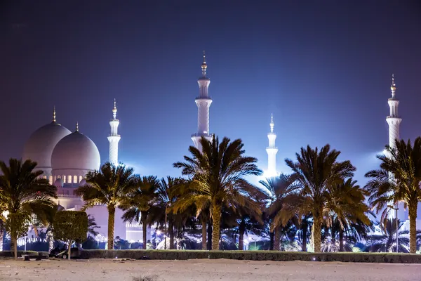 Sheikh Zayed Moschee in der Nacht. Abu Dhabi, Vereinigte Arabische Emirate — Stockfoto