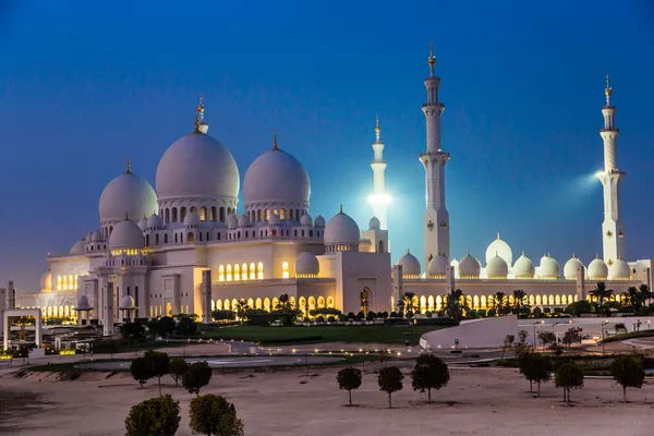 Mesquita Sheikh Zayed à noite. Abu Dhabi, Emirados Árabes Unidos — Fotografia de Stock