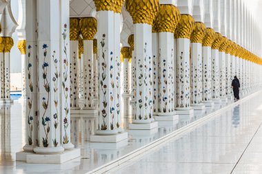 Koridor ile altın bir şekilde dekore edilmiş ayağı girişinde dünya ünlü dönüm noktası Sultan Şeyh Zayed Camisi Abu Dabi, Birleşik Arap Emirlikleri