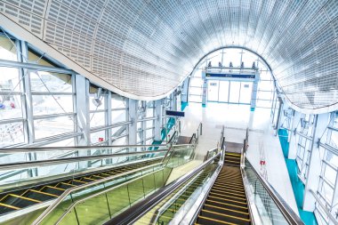 dubai metro istasyonunda otomatik merdiven