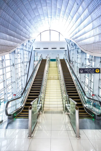 Escaliers automatiques à la station de métro Dubai — Photo