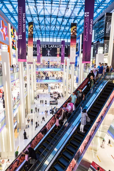 Vista interna del Dubai Mall - il più grande centro commerciale del mondo — Foto Stock