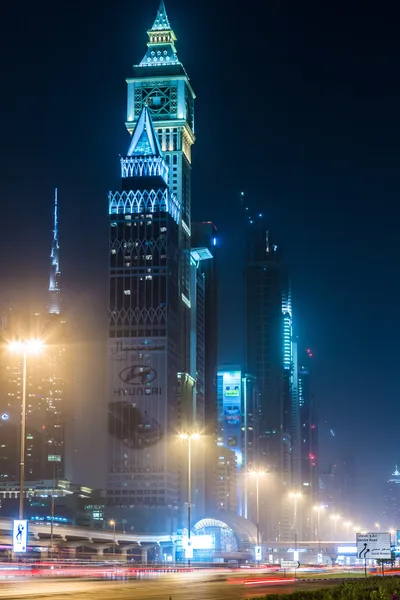 在 ngiht，阿拉伯联合酋长国的迪拜 dowtown — 图库照片