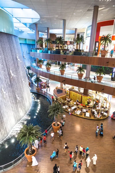 Vodopád v Dubai Mall - svět je největší nákupní centrum — Stock fotografie