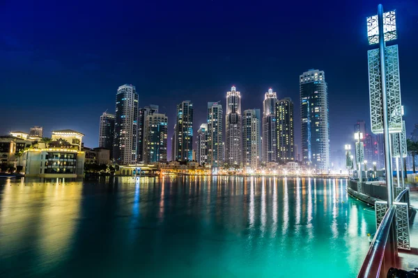 Dubai şehir merkezinde. Doğu, Birleşik Arap Emirlikleri mimarisi — Stok fotoğraf