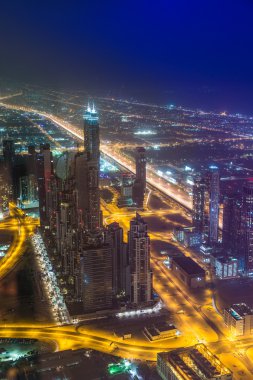 Dubai şehir merkezinde şehir ışıklarıyla dolu bir gece sahnesi