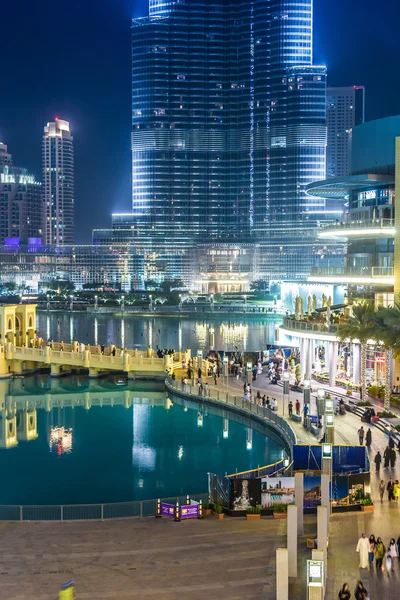 Vista sobre Burj Khalifa y Dubai Mall, Dubai, Emiratos Árabes Unidos, por la noche —  Fotos de Stock