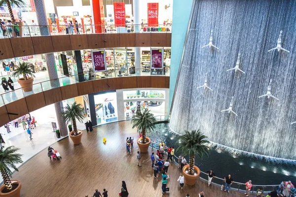 Wodospad w Dubai Mall - największe centrum handlowe na świecie — Zdjęcie stockowe