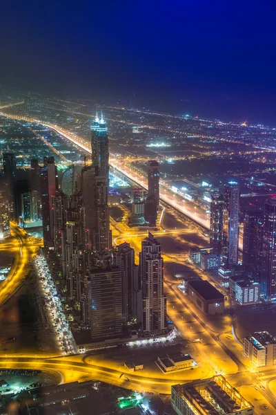 Dubaj centrum sceny nocnej ze światłami miasta — Zdjęcie stockowe