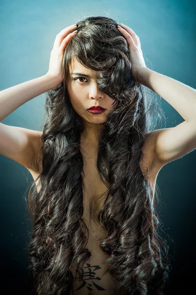 Όμορφη ασιατική γυναίκα με μακριά μαύρα μαλλιά — Φωτογραφία Αρχείου