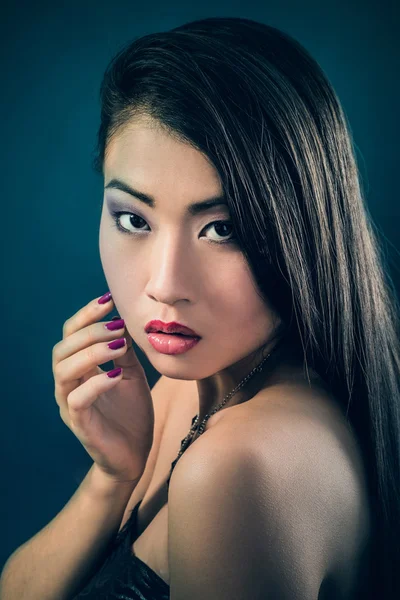 Mulher asiática bonita com cabelo preto longo — Fotografia de Stock