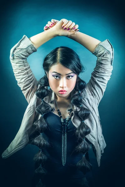 Mooie Aziatische vrouw met lange zwarte haren — Stockfoto