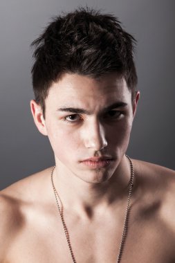 köpek Etiketler kaslı yapılı adam.